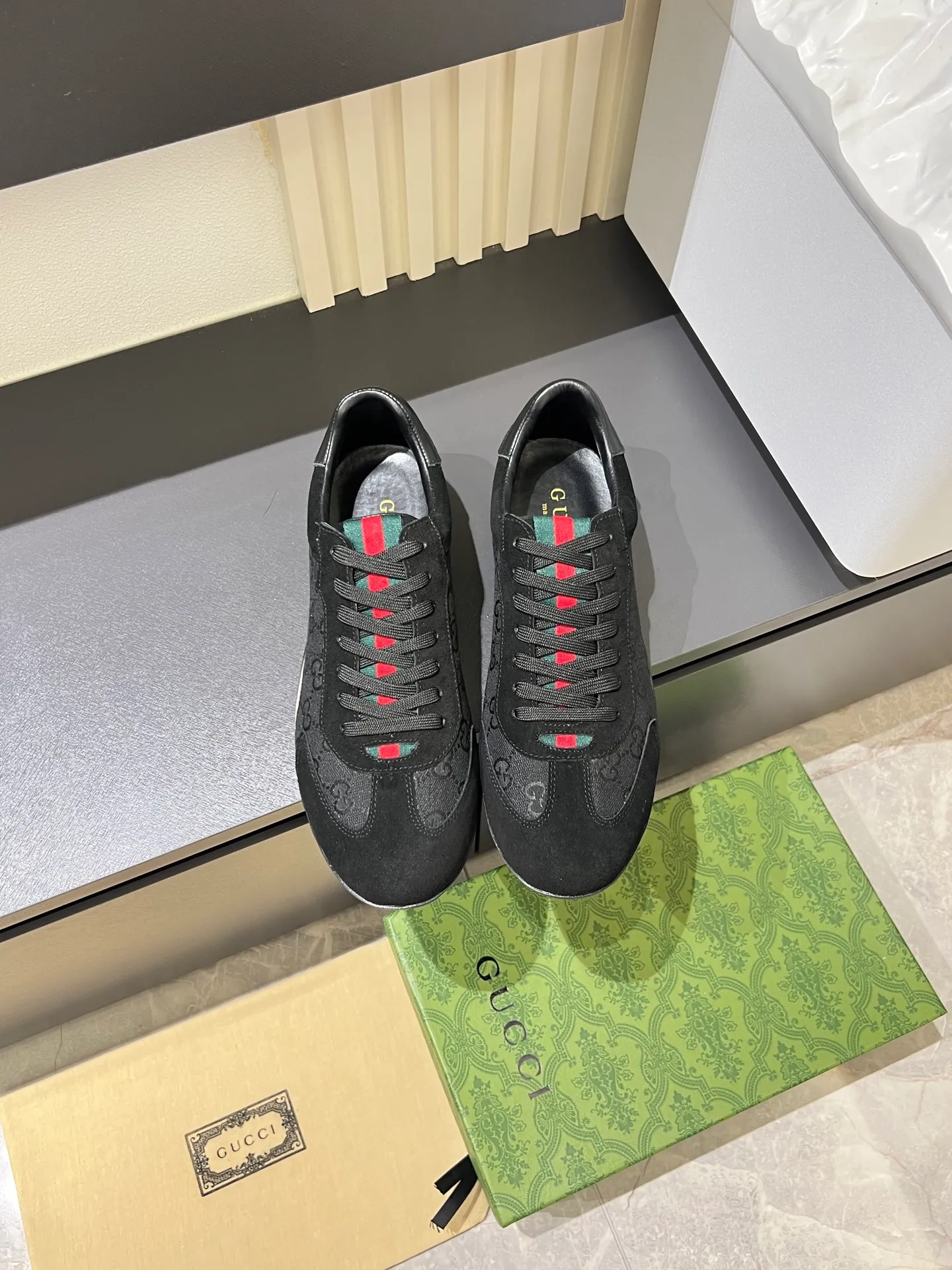 Men's shoes 💰p400 Gucci Shift series sports shoes, featuring lightweight thin sole design, suede + canvas + technical fabric splicing, perfect texture! The tongue and heel have red and green webbing, which is highly recognizable✨. The classic brown + off-white color scheme is retro and modern. The shell-toe shoe shape makes the feet smaller. It is perfect for daily wear or skirts and trousers. The upper fabric + elastic heel is easy to put on and take off, and the wrapping feeling is comfortable. It can be used for commuting and leisure. It has become one of Demna Gvasalia’s hottest items after taking over🔥. size: 38-45!